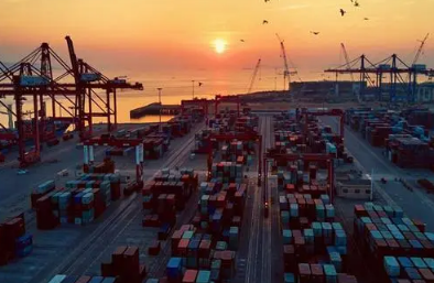 國際經(jīng)濟(jì)不確定下為何企業(yè)巨頭有競爭力？青島國際物流帶您分析